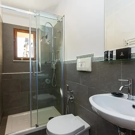 Lovely New Via Genova Daire