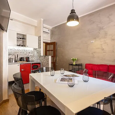Lovely New Via Genova Apartment *